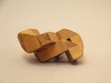 un petit jouet en bois posé sur une table