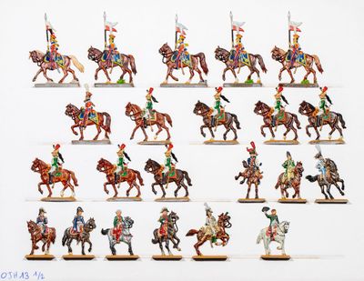 de nombreuses figurines représentant des hommes à cheval