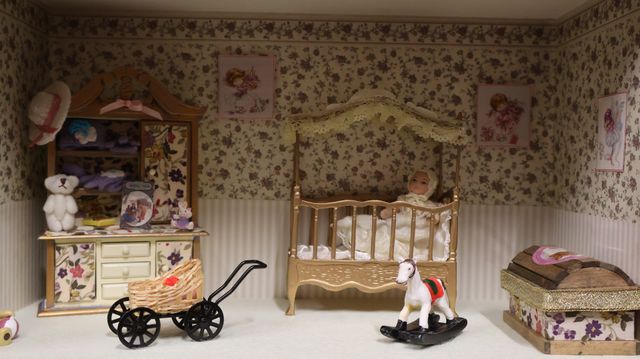 Diorama. Composition miniature, dans une vitrine en bois, vitre e...