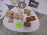 une table sur laquelle se trouvent de nombreux objets différents