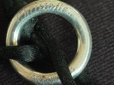 une bague en argent entourée d'un cordon noir