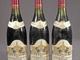 trois bouteilles de vin posées sur une table l'une à côté de l'autre