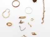 un assortiment de bagues et de bracelets sur un fond blanc