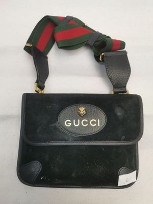 Sac à bandoulière Gucci en cuir noir avec une bandoulière à rayures rouges et vertes