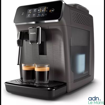 la machine à café a deux tasses de café devant elle