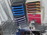 une table sur laquelle se trouvent plusieurs stylos et d'autres objets