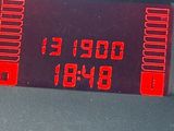 un écran numérique sur le tableau de bord d'une voiture
