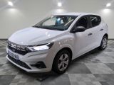 la voiture blanche est garée sur un sol en damier dans le garage