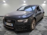 une image d'une voiture audi noire dans une salle d'exposition