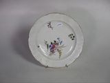 une assiette blanche avec des fleurs sur une table