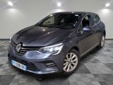 la voiture grise est garée dans le garage sur un sol en damier