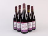 trois bouteilles de vin sont alignées sur une surface blanche
