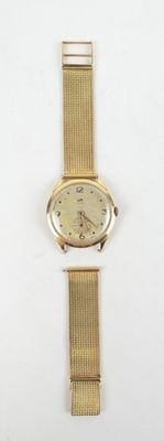 une image d'un gros plan d'une montre-bracelet sur une surface blanche