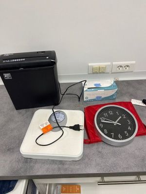 une table sur laquelle se trouvent une horloge et d'autres objets