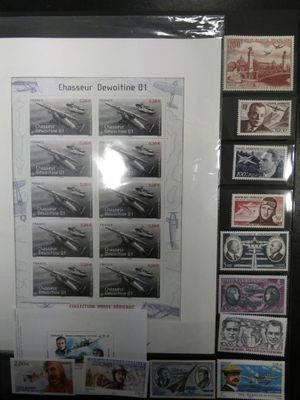une photo d'une photo encadrée représentant une collection de timbres