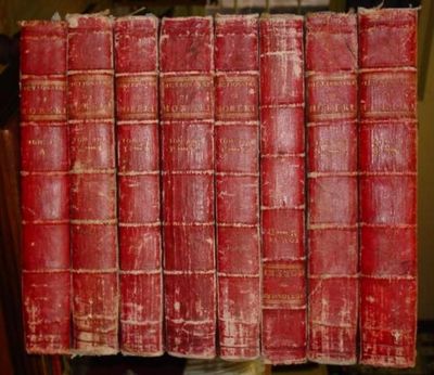 de nombreux vieux livres empilés les uns sur les autres