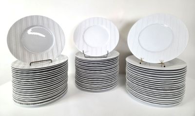 ROYAL LIMOGES - Une suite de soixante et une assiettes plate…