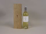 une bouteille de vin blanc à côté d'une caisse en bois