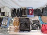 de nombreuses paires de chaussures et de sacs à main posés sur une table