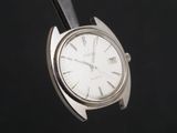 gros plan d'une montre sur fond noir