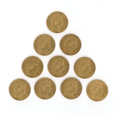 une pile de pièces d'or sur une surface blanche