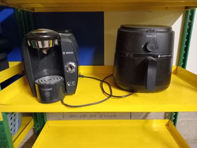 deux cafetières posées sur une étagère jaune dans un magasin
