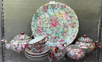 de nombreuses assiettes et tasses exposées dans une vitrine