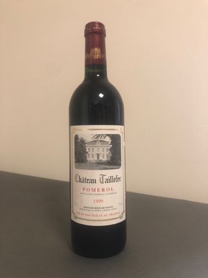 une bouteille de vin posée sur une table