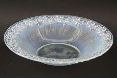 un bol bleu posé sur une table noire