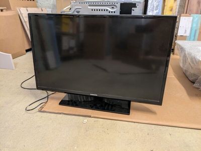 un téléviseur à écran plat posé sur un support dans une pièce