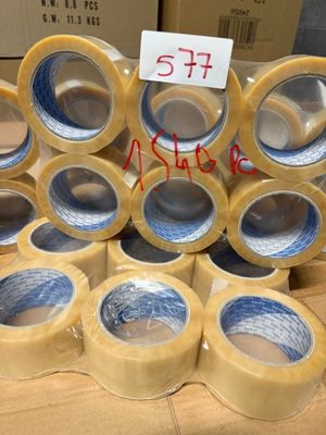 plusieurs rouleaux de ruban adhésif posés sur une table, accompagnés d'une étiquette de prix