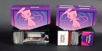 deux boîtes de cartes à collectionner Pokémon posées sur une table