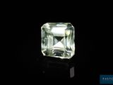 un diamant taille émeraude sur un fond noir