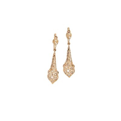 une paire de boucles d'oreilles en or sur fond blanc