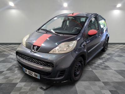 une photo d'une petite voiture avec une bande rouge sur le côté