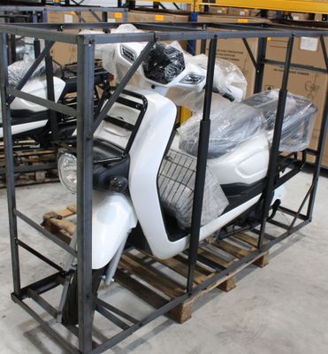 un scooter posé sur une palette dans un entrepôt