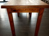 une table en bois au milieu d'une pièce