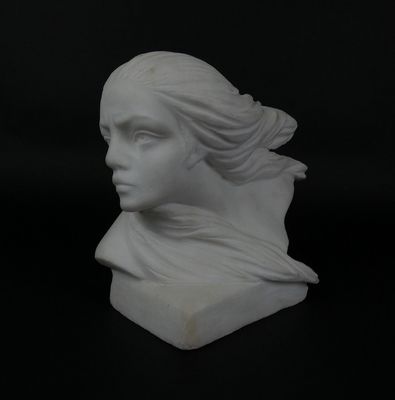 buste en marbre blanc représentant une femme aux cheveux longs sur fond noir