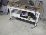 une table sur laquelle est posé un tourne-disque, dans un garage