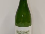 une bouteille de vin posée sur une table