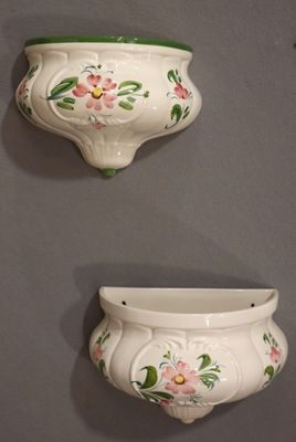 Deux bouquetières en faïence à décor de fleurs, l'une avec u…