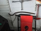 une serviette rouge suspendue à un porte-serviettes dans un garage