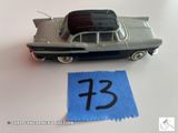 une petite voiture miniature avec un numéro sur le côté