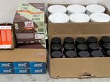 de nombreuses boîtes de différents types de café sur le comptoir