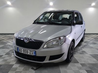 la photo d'une voiture argentée garée dans une salle d'exposition