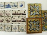 beaucoup de carreaux au mur et un tableau accroché au mur