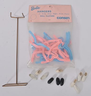 un sachet contenant des ciseaux roses et bleus et une paire de ciseaux noirs et blancs