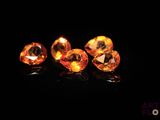 trois diamants orange sur un fond noir