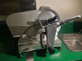 une machine posée sur un plan de travail à côté d'un évier