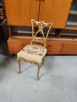 une chaise placée devant une bibliothèque